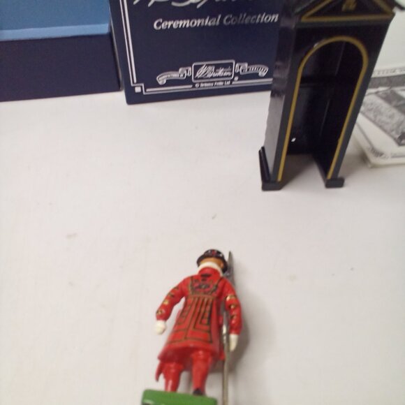 Britains Ceremonial Collection Sentry Box Beefeater Soldier Metal #00088 - Picture 6 of 14